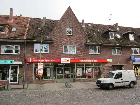 Die Hamburger Sparkasse am Saseler Markt in Sasel befindet sich in einem der dort typischen Backsteinbauten.