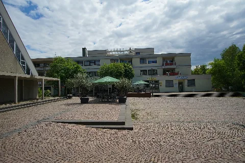 Hans Thoma Platz 01