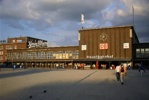 Hauptbahnhof Duisburg, Vorplatz Eingang West, 2004