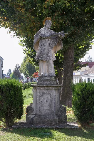 Hausleiten Nepomukstatue, Hauptplatz
