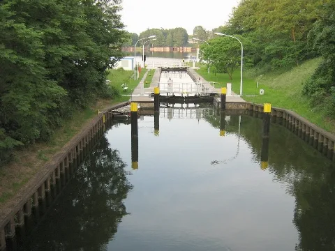 der Havelschleuse in Fürstenberg in der Mecklenburgische Seenplatte (Landkreis Oberhavel, Brandenburg, Germany).Fürstenberg, Brandenburgia, śluza na Haweli, stan z przed remontu w 2011