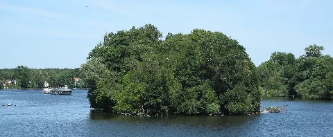 The Grosser Wall (also called: Helgoland) is a river island of the Havel in Berlin, Borough Spandau, locality Hakenfelde. The isle covers about 4000 m². Line of sight to the northeast, on the left the southern bank of the Havel of Tegelort. On the right the vastly larger isle Valentinswerder. On the Left of the Großer Wall the passenger ship „Moby Dick“.