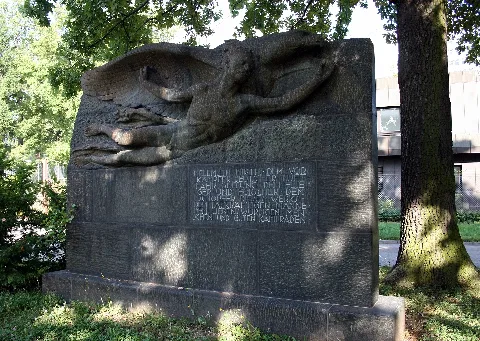 Hellmuth Hirth Denkmal