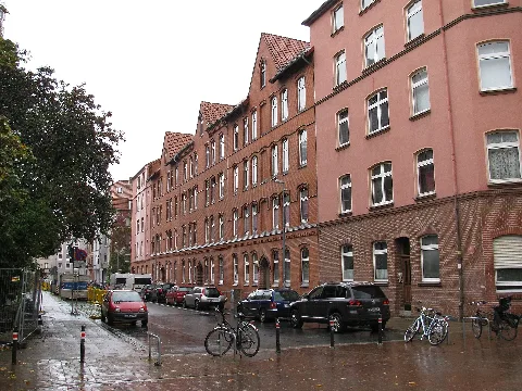 die Häuser auf der nördlichen Seite der Hennigesstraße in Hannover zwischen der Bennostraße im Westen und der Velvetstraße im Osten