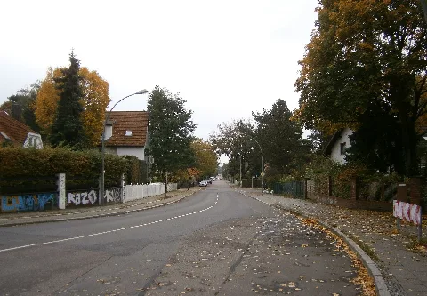 Burgfrauenstraße ist eine Straße in Berlin-Hermsdorf mit einem nach Norden gehenden Ast in Richtung Frohnau. Hier der Blick entlang der Straße vom Loerkesteig nach Osten auf Hermsdorfer Gebiet.
