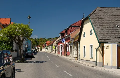 Hernsteiner Straße In Lindabrunn