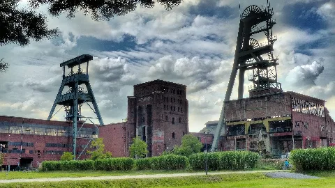 Herten Zeche Ewald , Mittig Der Mächtige Malakowturm, Links Das Doppelbock Fördergerüst Und Rechts Der Schacht 2 Panoramio