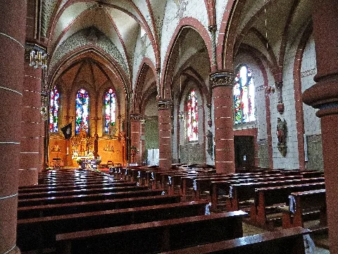 Blick ins Innere der katholischen Pfarrkirche St. Petrus in Ketten in Hilbringen, einem Stadtteil von Merzig, Landkreis Merzig-Wadern, Saarland.