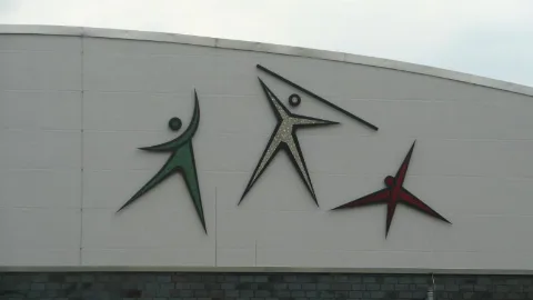 Hilden, Skulptur, Drei Turner, Stadtwerke Arena