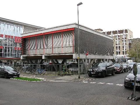 das Gebäude Hinter der Schönen Aussicht 2 in Frankfurt am Main, nach rechts die Schützenstraße