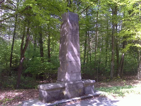 Hirschfeld (Bahnhof), Preußischer Ganzmeilenobelisk
