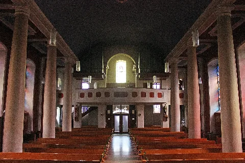 Blick ins Innere der katholischen Pfarrkirche St. Laurentius in Welschbach, einem Ortsteil der Gemeinde Illingen, Landkreis Neunkirchen, Saarland