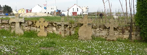 Hochdorf Friedhof Grabkreuze An Mauer 2015