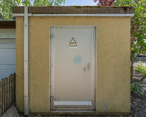 Hochspannungshäuschen 20230625 Hof00773 Raw Export Cens