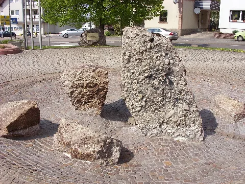 Holzer Konglomerat Brunnen