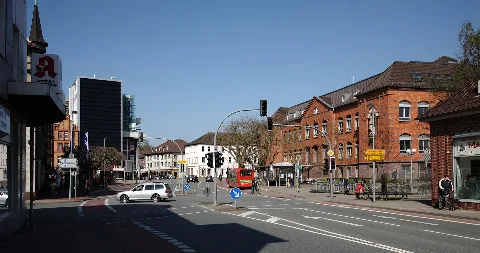 Die Fürstenberger Straße in Holzminden (L550) mit Blick auf den Haarmannplatz, benannt nach Friedrich Ludwig Haarmann, dem Gründer der ersten deutschen Baugewerkschule. Rechts das Gebäude der HAWK Hochschule Hildesheim/Holzminden/Göttingen