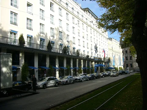 Hotel Bayerischer Hof München Außenansicht Südseite Blick Nach Osten