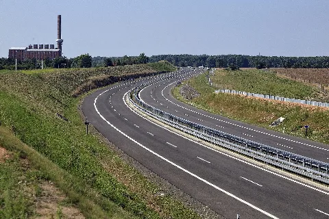 Von der Wegbrücke zwischen Bubendorf und dem Harthsee Richtung Nordnordwest, die Autobahn ist hier praktisch fertiggestellt, aber noch nicht in Betrieb. Auf der Westseite wurde ein massiver Lärmschutzwall aufgeschüttet, links im Hintergrund liegt die ‌Brikettfabrik Neukirchen-Wyhra.