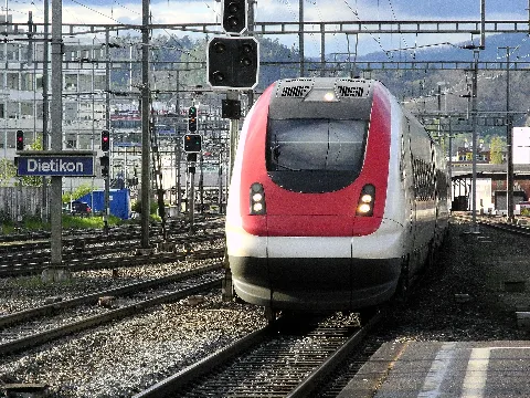 Icn Beim Bahnhof Dietikon 2012 04 20 18 36 26 (P7000)
