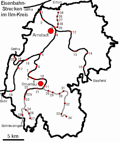 Alle Eisenbahnstrecken, die jemals im Ilm-Kreis verliefen. Grau sind stillgelegte Strecken dargestellt. Bahnhöfe: Erfurt-Ilmenauer Eisenbahn 1.Sülzenbrücken 2.Haarhausen 3.Arnstadt - Hbf. 4.Arnstadt - Süd 5.Plaue 6.Martinroda 7.Geraberg 8.Elgersburg 9.Ilmenau-Roda 10.Ilmenau - Pörlitzer Höhe 11.Ilmenau Arnstadt-Saalfelder Eisenbahn 12.Marlishausen 13.Niederwillingen 14.Stadtilm 15.Singen Strecke Plaue - Suhl - Meiningen 16.Gräfenroda 17.Dörrberg 18.Gehlberg Ohrabahn 19.Gräfenroda - Ort 20.Frankenhain Rennsteigbahn 21.Ilmenau - Bad 22.Manebach 22a.Meyersgrund (bis 1920) 23.Stützerbach 24.Bf. Rennsteig 25.Schmiedefeld am Rennsteig 26.Allzunah 27.Frauenwald Ilmenau-Großbreitenbacher Eisenbahn 28.Ilmenau - Grenzhammer 29.Langewiesen 30.Gehren - Stadt 31.Gehren - Bf. 32.Möhrenbach 33.Neustadt-Gillersdorf 34.Großbreitenbach Kleinbahn Arnstadt-Ichtershausen 35.Arnstadt - Ost 36.Arnstadt - Bierweg 37.Rudisleben 38.Ichtershausen - Ort 39.Ichtershausen - Bf.