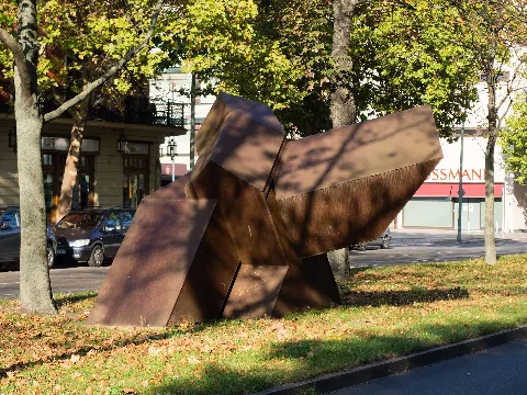 Ikarus von Georg Seibert auf dem Mittelstreifen des Hohenzollerndamms in Berlin-Wilmersdorf. Die Skulptur stand auch bereits schon auf dem Meyerinckplatz in Berlin-Charlottenburg, in Berlin-Friedrichsfelde und in Marleben.