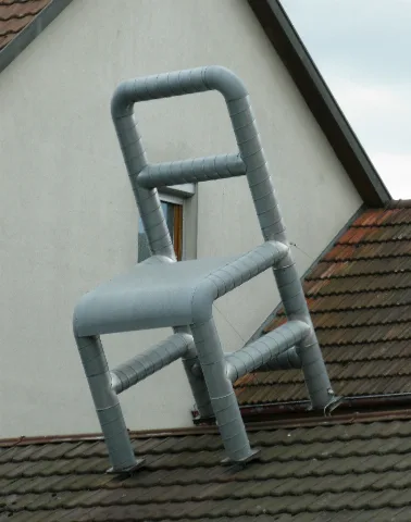 Inoffizieller Maxistuhl In Weil Am Rhein Auf Dem Dach Einer Haustechnikfirma