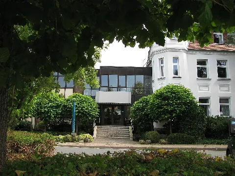 das Haus Jacobistraße 3 in Sarstedt, das denkmalgeschützte Gebäude ist hinter diesem gläsernen Gebäuderiegel versteckt und kann nur vom Oberdeck der Metronom-Züge gesehen werden