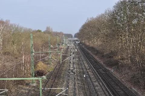 Blick von der Jahnbrücke auf der Grenze zwischen Hamburg-Winterhude und Hamburg-Barmbek-Nord Richtung Norden auf die Gleise der Güterumgehungsbahn (links) und der S-Bahn-Linie 1 (rechts), im Hintergrund die S-Bahnstation Rübenkamp.
