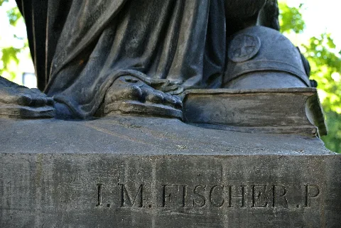 Namenszug von Johann Martin Fischer an der Brunnenskulptur "Die Treue der österreichischen Nation gegen Kaiser und Vaterland".