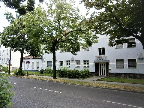 Der Königsheideweg ist eine Straße im Berliner Ortsteil Johannisthal, Bezirk Treptow-Köpenick. Im Haus Königsheideweg 250 befand sich in den Jahren 1922–1933 das Kino Filmstern Johannisthal. Durch einen ominösen Brand von 1933 wurde das Lichtspieltheater zerstört. Im Bild der(symmetrische) Gemeinschaftsbau (wohl) aus den 1950er Jahren, als Königsheideweg 248/250 adressiert.