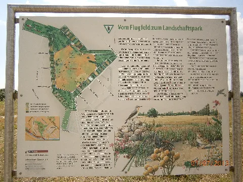 An der Ostecke - nahe der Ortsteilgrenze zu Adlershof) grenzt der Landschaftspark Johannisthal an den Groß-Berliner Damm. Hier die Erläuterungstafel am Damm.