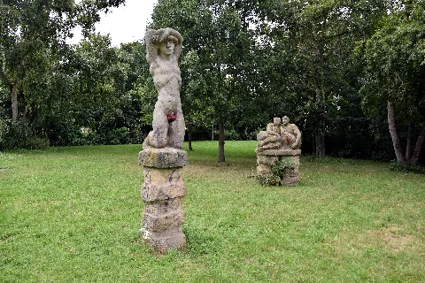 Sculpture group Jugend – Älteres Paar by Ingeborg Hunzinger in Berlin-Marzahn, Germany at the Bäckerpfuhl.