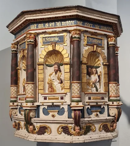 Kanzelkorb mit Darstellung des hl. Petrus und der vier Evangelisten. 1646, aus der Stadtpfarrkirche St. Nikolai, Löbau. Laubholz farbig gefasst. Im Stadtmuseum Bautzen