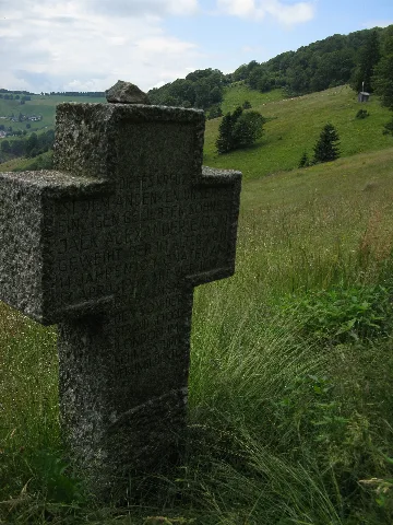 Kleines Engländerdenkmal Am Schauinsland, Deutsche Inschrift Auf Der Hangseite 2