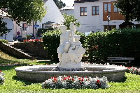 Klosterneuburg Nymphenbrunnen, Kardinal Piffl Platz