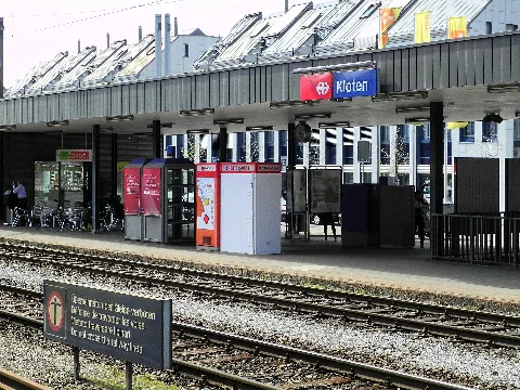 Kloten Bahnhof 2012 04 10 15 24 26 (P7000)