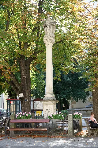 Königstetten Dreifaltigkeitssäule, Hauptplatz