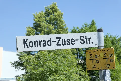 Konrad Zuse Straße (Neu Ulm) Straßenschild P1145755