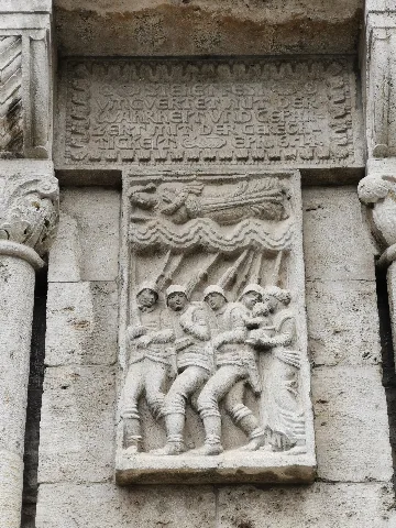 Kriegerdenkmale St. Benno (Munich) Außen Rechts Neben Dem Hauptportal Relief
