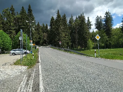 Kühnhaidner Hauptstraße in Marienberg, Erzgebirgskreis, Sachsen, Deutschland. Die Straße verläuft nahe der deutsch-tschechischen Grenze und verbindet Kühnhaide mit Rübenau. Links der Straße befindet sich ein Wanderparkplatz als optimaler Startpunkt in das südliche Schwarzwassertal.