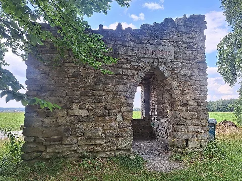 The Kühns Höhe wayside shelter in the municipality of Weißenborn, Saale-Holzland district, Thuringia, Germany. The natural stone shelter and viewpoint were erected in honour of Julius Kühn (1849–1916), a privy councillor from Altenburg who spent his summer holidays in Bad Klosterlausnitz every year from 1880 until his death. After falling into severe disrepair by 1989, the structure was restored by the Weißenborn cultural society, local craftsmen and volunteers from Bad Klosterlausnitz. The photograph shows the entrance façade with the stone inscription “Kühnshöhe”.