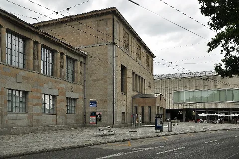 Kunsthaus Zürich Heimplatz 2011 08 06 18 46 28 Shiftn