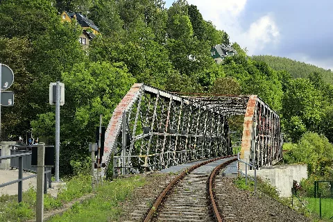 Richtung Neuhausen, wie häufig in Sachsen ist der auffällig filigrane Fachwerküberbau schiefwinklig. Die Strecke ist bis Neuhausen weiterhin betriebsfähig, aber ohne Regelbetrieb. Für die Besucher des 6. sächsischen Bergmanns-, Hütten- und Knappentag verkehren jedoch am aufnahmewochenende Zusatzzüge zwischen Pockau-Lengefeld und der ehemaligen Abzweigstelle Oberneuschönberg.