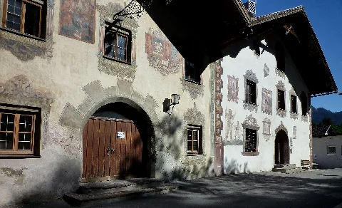Ladis Historische Häuser, Re Gemeindeamt, Gasthaus Rose 1590 Li.