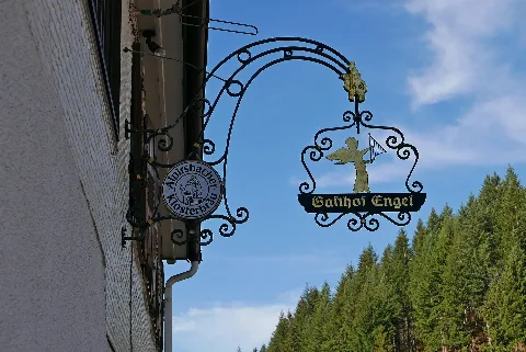 Ein einfaches aber traditionelles Schild. Wahrscheinlich sieht das kaum ein vorbeibrausender Autofahrer. Hoffentlich hat diese Dorfwirtschaft Corona überstanden...