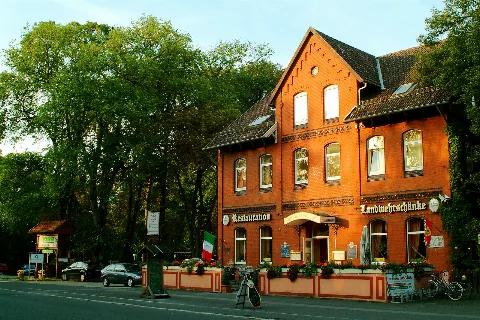 Die Restauration mit (heutigem) Biergarten (Alte) Landwehrschänke an der Göttinger Chaussee 277. An der alten Landstraße zwischen Hannover und Hemmingen(-Westerfeld) erinnert das Gebäude mit seiner Namensgebung an das nahe vorbeifließende Flüschen Ihme, die in früheren Zeiten als "Landwehr" genutzt wurde. Das Gebäude ist älter als der gegenüberliegende, 1908 erbaute Stadtfriedhof Ricklingen.