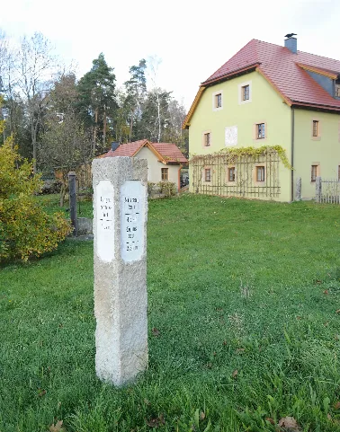 Bad Gottleuba-Berggießhübel, OT Langenhennersdorf: Historische Wegesäule in der Gemarkung Forsthaus (früher Kirchberg) am Rande der Breiten Heide (Landkreis Sächsische Schweiz-Osterzgebirge, Freistaat Sachsen, Deutschland) bei R. Prokoph nicht inventarisiert. Säule 2020 vom Grundstückseigentümer im historischen Stil errichtet, vorher keine dort bekannt siehe: René Prokoph: Steinerne Wegweisersäulen im Landkreis Sächsische Schweiz. Stadtmuseum Pirna, Pirna 1997