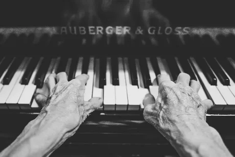 Lauberger & Gloss Keyboard In Black And White (Unsplash)