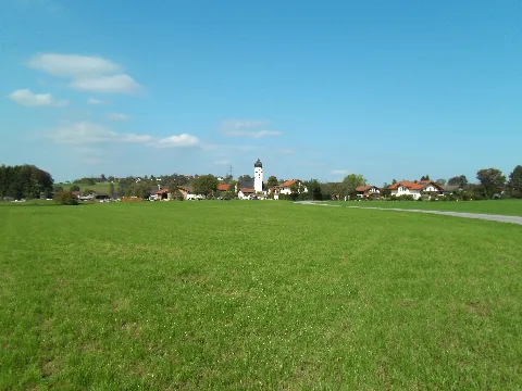 Gemeinde Rohrdorf (am Inn) im Landkreis Rosenheim, Oberbayern. Das Bild zeigt das eingemeindete Kirchdorf Lauterbach, aus südlicher Richtung gesehen.
