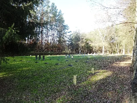 Lazarettfriedhof Saalow Blick Hochkreuz Richtung Gräberfeld Soldaten